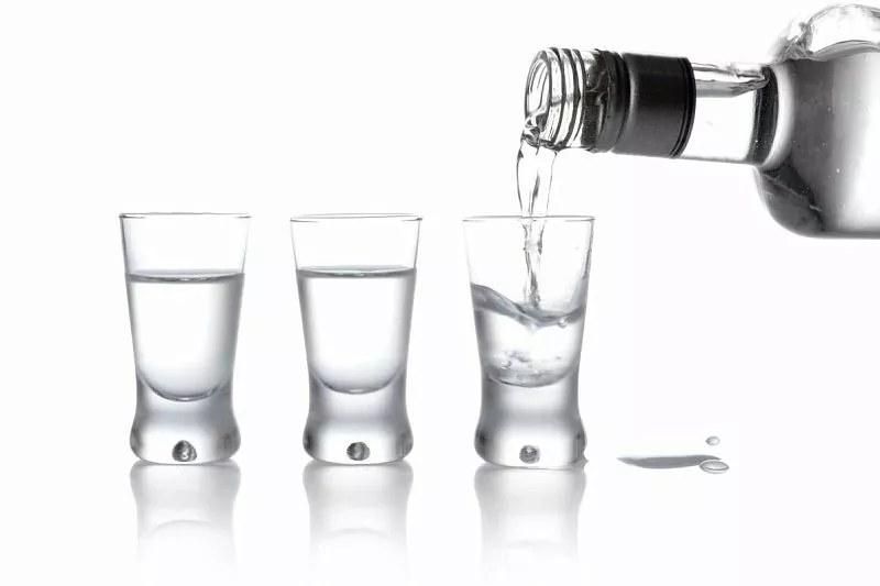 Алкоголь нужен прямо сейчас: 10 полезных свойств водки, о которых вы не знали