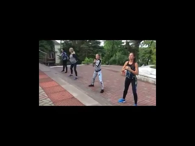 В Сочи девушки устроили фитнес-разминку на стеле на Горке Героев