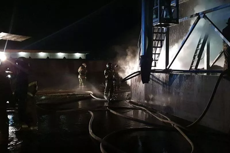 В Адыгее 14 часов тушили пожар на маслозаводе «Мамруково» 
