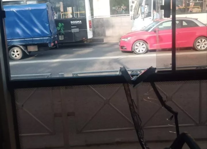 В проезжающем трамвае треснуло стекло из-за хлопка газа в многоэтажке ...