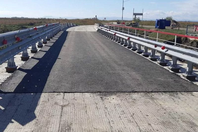 Автомобильное движение по новому мосту через реку Аушедз открыли в Абинском районе 