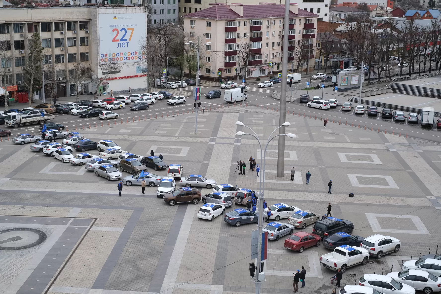 В Краснодаре автомобили выстроились в слово «Поехали» ко Дню космонавтики -  Кубанские новости