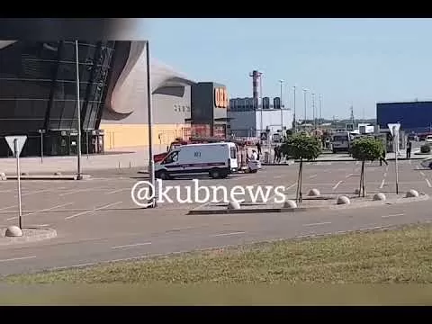 В Краснодаре возле ТРЦ OZ Mall утром 4 августа замечены машины оперативных служб