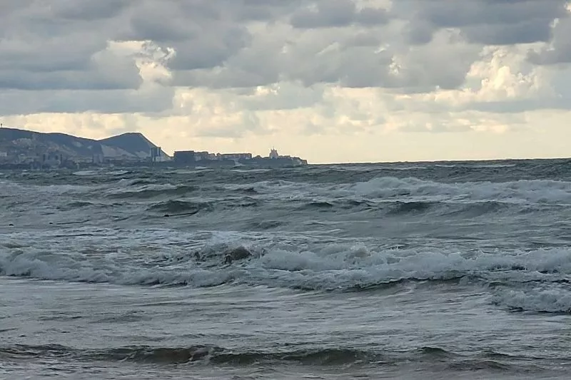 Мощный шторм обрушился на пляжи Анапы