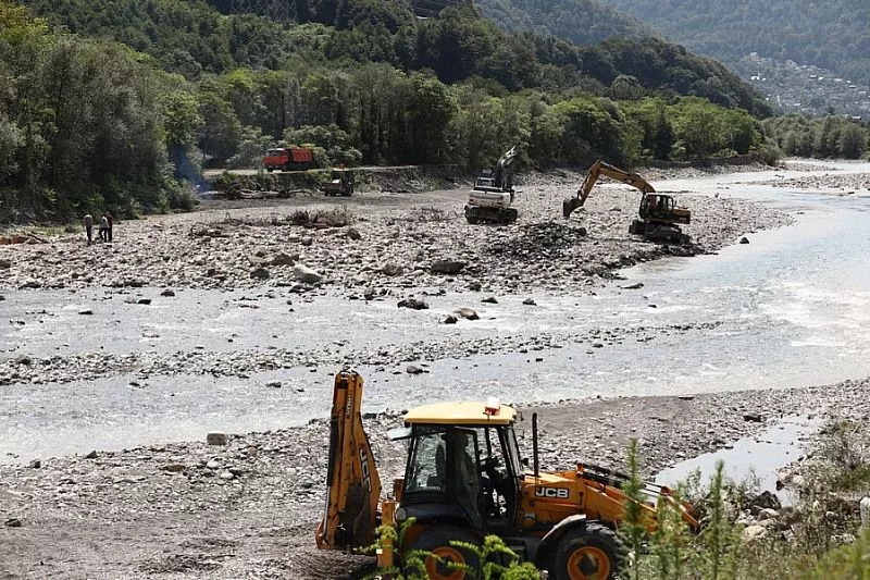В селе Каткова Щель в Сочи расчистили русло реки после размытия дороги
