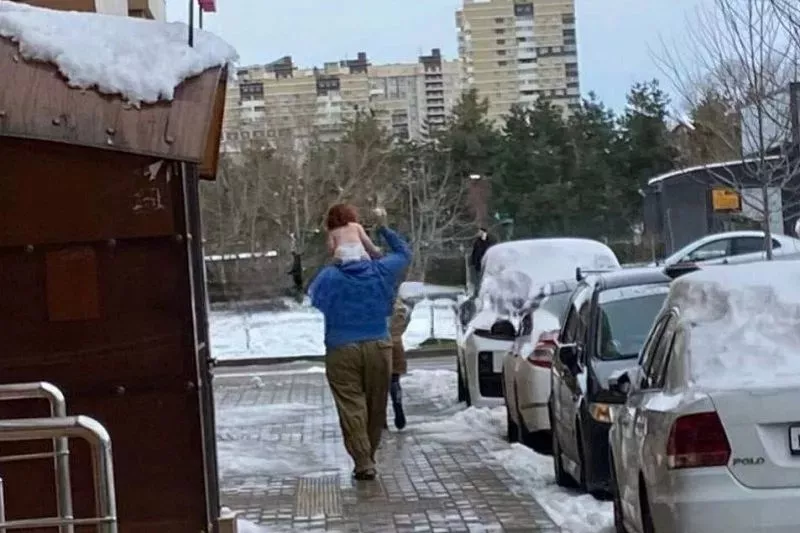 Носившим по улице ребенка в одном памперсе мужчиной в Краснодаре заинтересовались в СК России