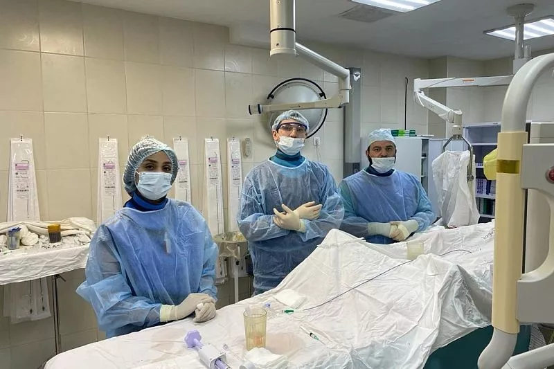 Ювелирная операция: врачи Новороссийска спасли пациентку, удалив тромб из сонной артерии