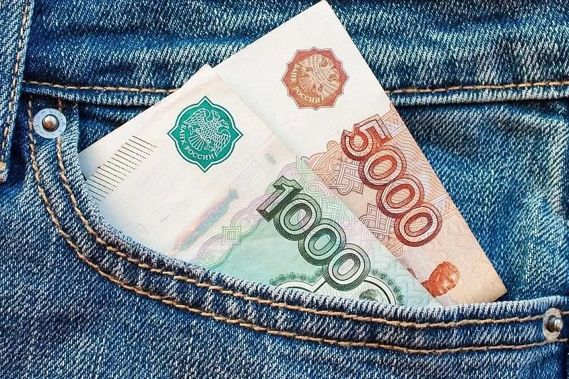 Первые карманные деньги: где, как и сколько может заработать школьник летом