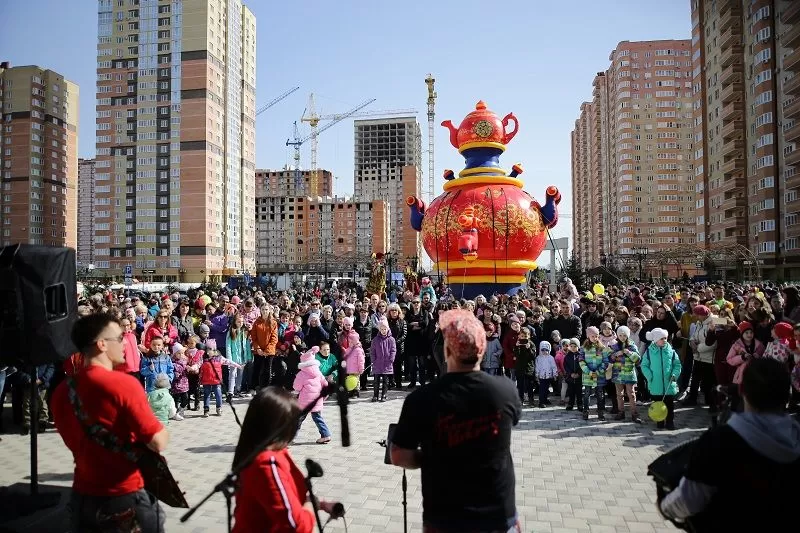 Праздник в «Губернском» прошел в лучших традициях народных уличных гуляний – со скоморохами, ходулистами и народными забавами.