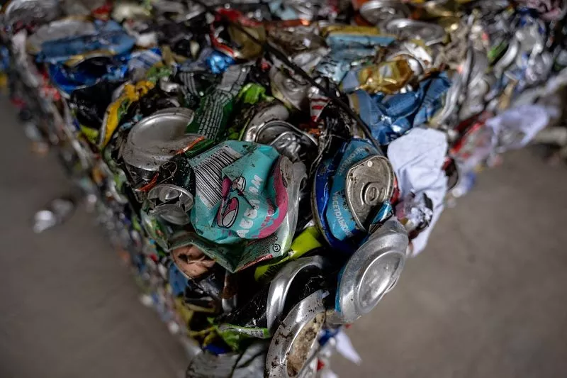 С линии сортировки каждая фракция вторичного сырья попадает в отсек, где хранится до накопления необходимого для прессования количества.