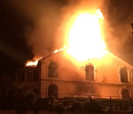 В Сочи рядом с многоэтажкой горит заброшенное здание