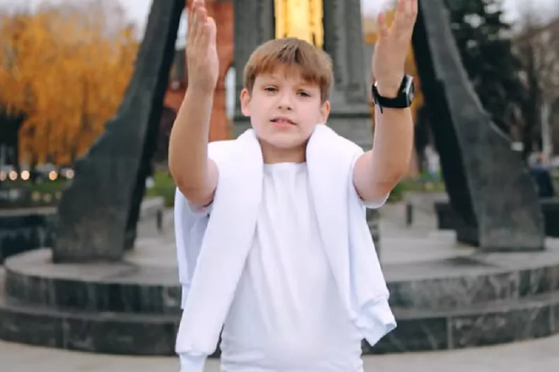 «Звезда родилась»: кавер-версия хита SHAMAN в исполнении школьника из Краснодара набирает популярность