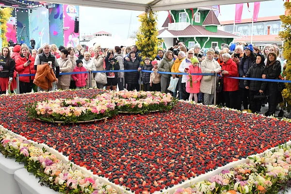 В Сочи приготовили самый большой в мире ягодный торт 