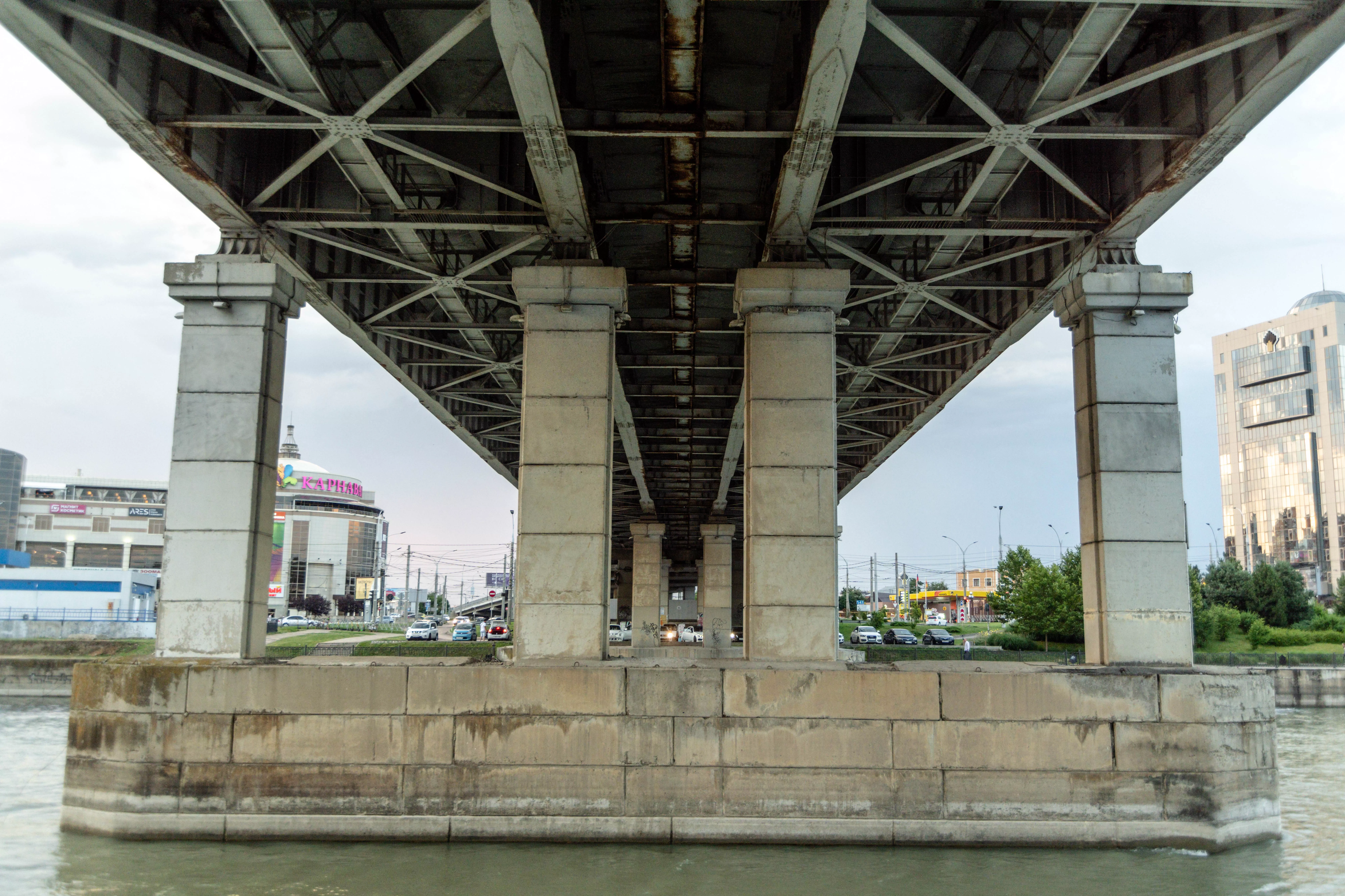 18-летняя девушка спрыгнула с Тургеневского моста в Краснодаре. 4 декабря  2023 г. Кубанские новости
