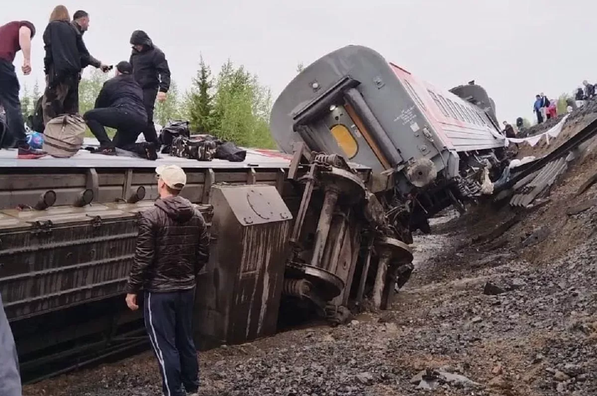 Тело второго погибшего обнаружено на месте схода поезда Воркута-Новороссийск  в Коми. 27 июня 2024 г. Кубанские новости