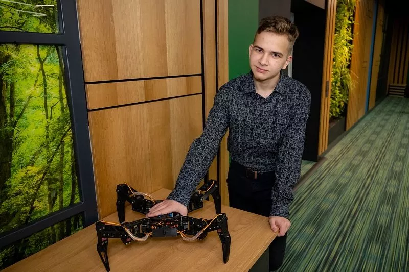 Андрей Пустовит планирует уже через год запустить продажи конструктора, из которого можно собрать робот-шагохода.