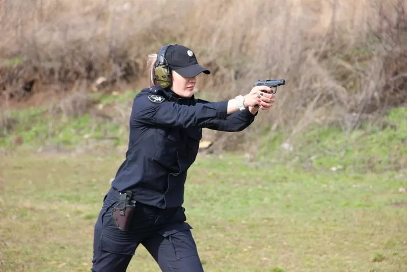 Юлия легко попадает в «яблочко» из пистолета Макарова и автомата Калашникова.