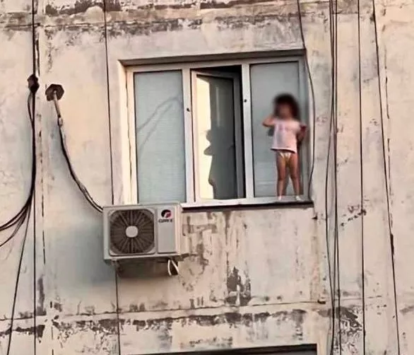 В Дагестане трехлетняя девочка вылезла из окна на девятом этаже и прогуливалась по карнизу
