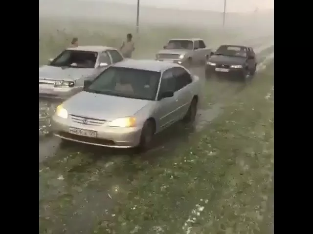 Град побил автомобили на Кубани. 30.06.2018