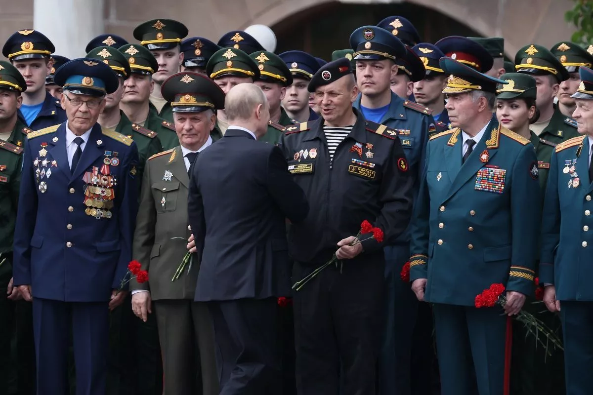 Церемония возложения венка к Могиле Неизвестного Солдата. В мероприятии приняли участие президент Владимир Путин и еще 11 руководителей ветеранских организаций России