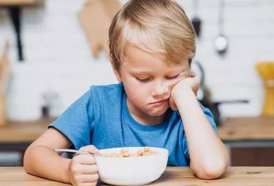Научили плохому: привычки, связанные с приемом пищи, которые делают из взрослых больших усталых «колобков»