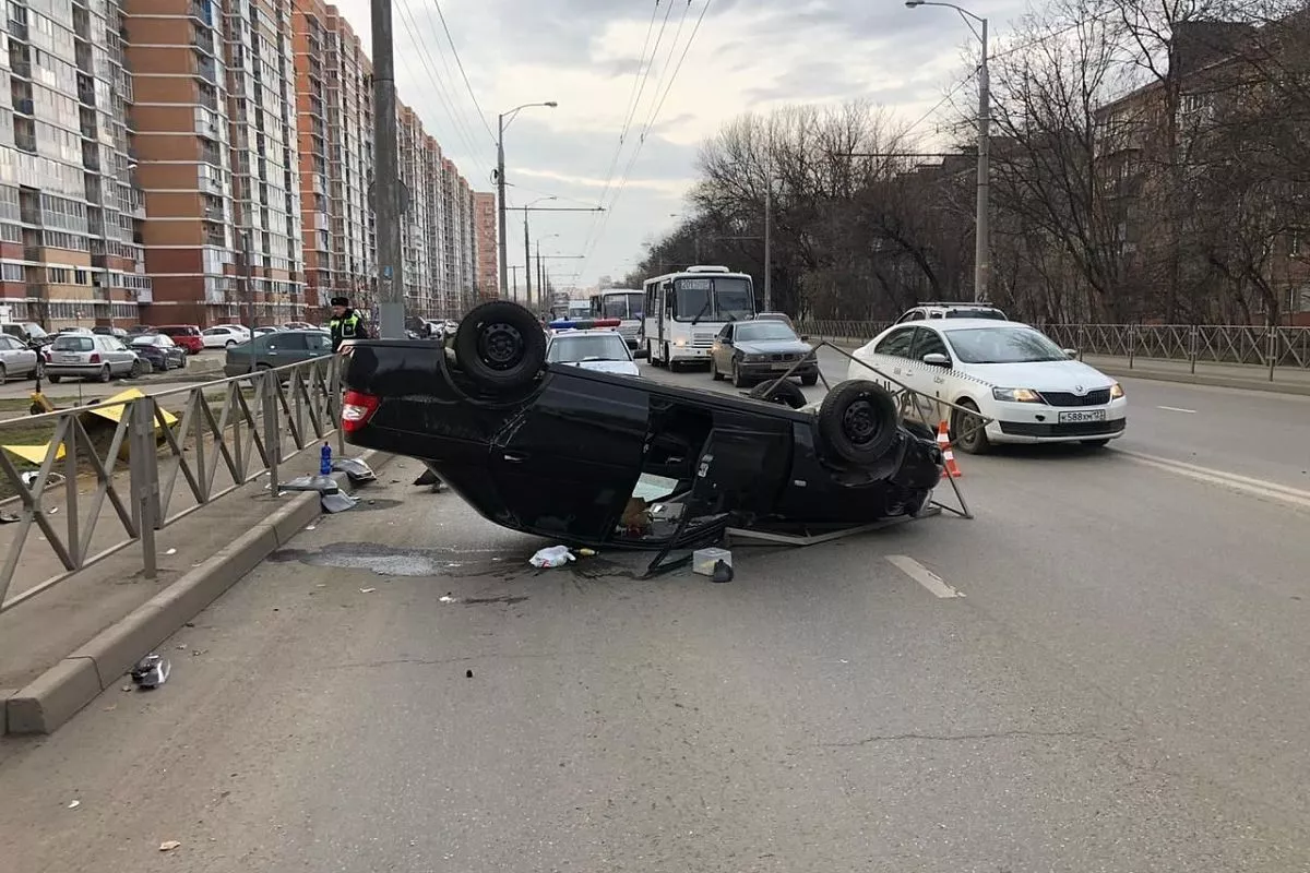 Лада Приора» врезалась в металлическое ограждение и перевернулась на крышу.  Пострадали два человека