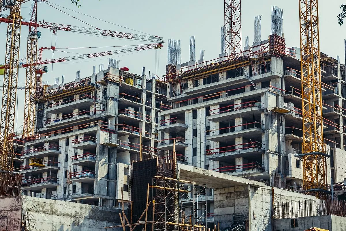 В Москве двое монтажников сорвались с высоты 15-го этажа на стройке. 5 ...