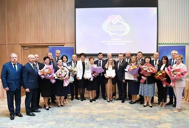 Александр Топалов вручил награды Всероссийской ассоциации развития местного самоуправления и регионального Совета муниципальных образований