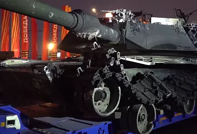Трофейный танк Abrams доставили на выставку в Москву