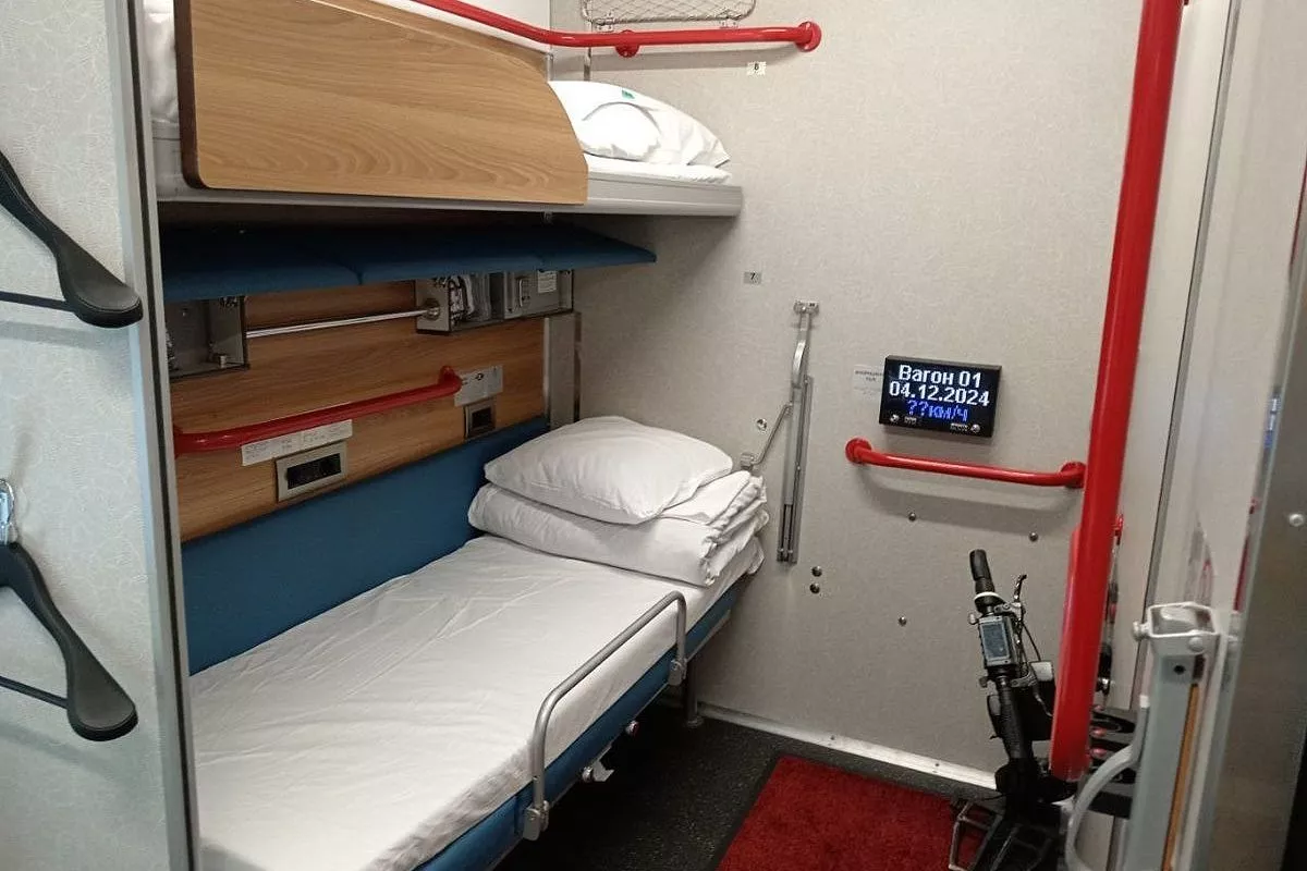 Поезд с новейшим вагоном для маломобильных пассажиров прибыл из Москвы ...