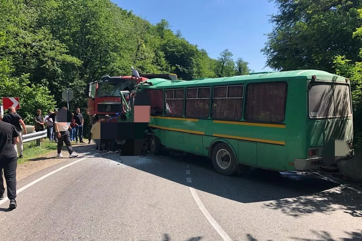 Водитель вахтового автобуса погиб в ДТП с грузовиком в Туапсинском районе.  21 мая 2024 г. Кубанские новости