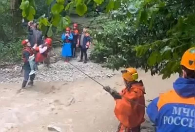 Спасатели эвакуировали семь туристов с ребенком из Агурского ущелья в Сочи