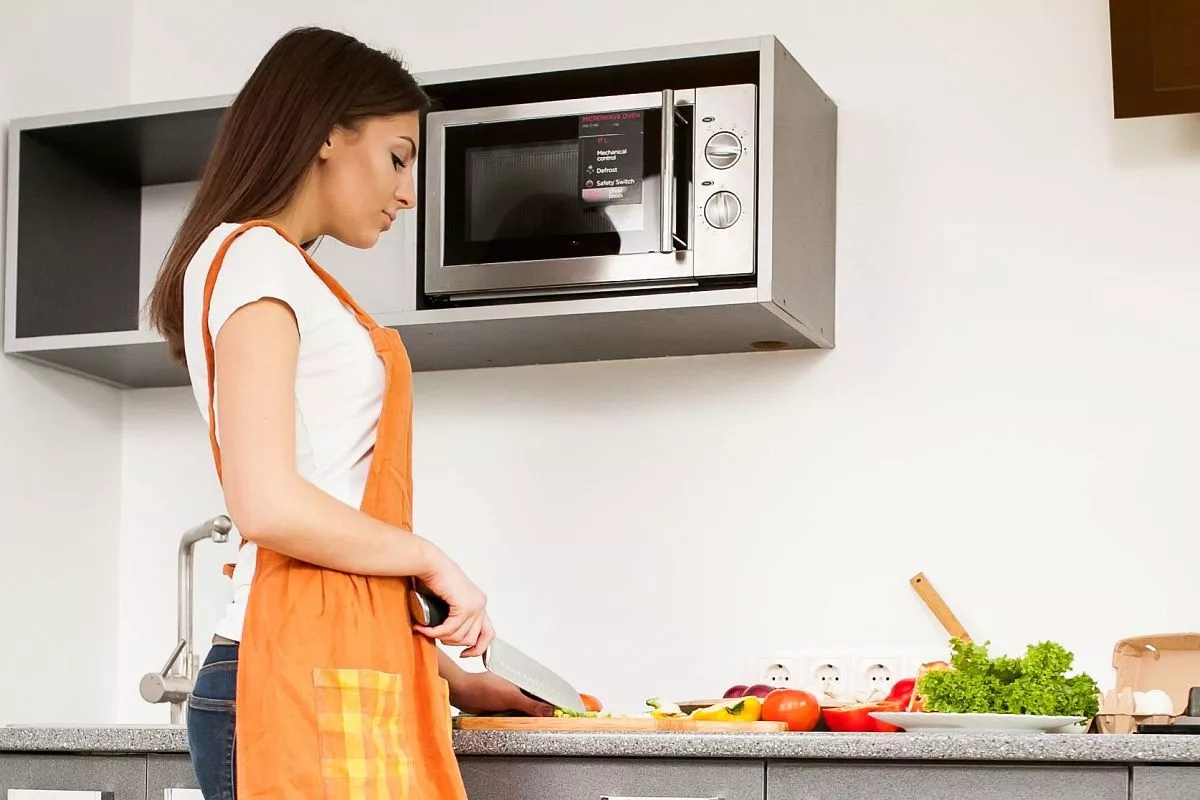 Почему микроволновка греет посуду. Почему микроволновка греет посуду. Почему микроволновка греет посуду. Свч для детей. В каких тарелках можно греть в микроволновке.