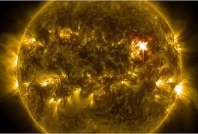 Ученые заявили о мощном ударе по Земле тяжелыми частицами от Солнца 