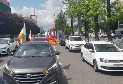 Около 100 жителей Краснодара приняли участие в автопробеге в поддержку бойцов СВО