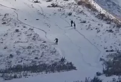 По первому снегу: сноубордист проехал по едва побелевшему склону в горах под Сочи и попал на видео
