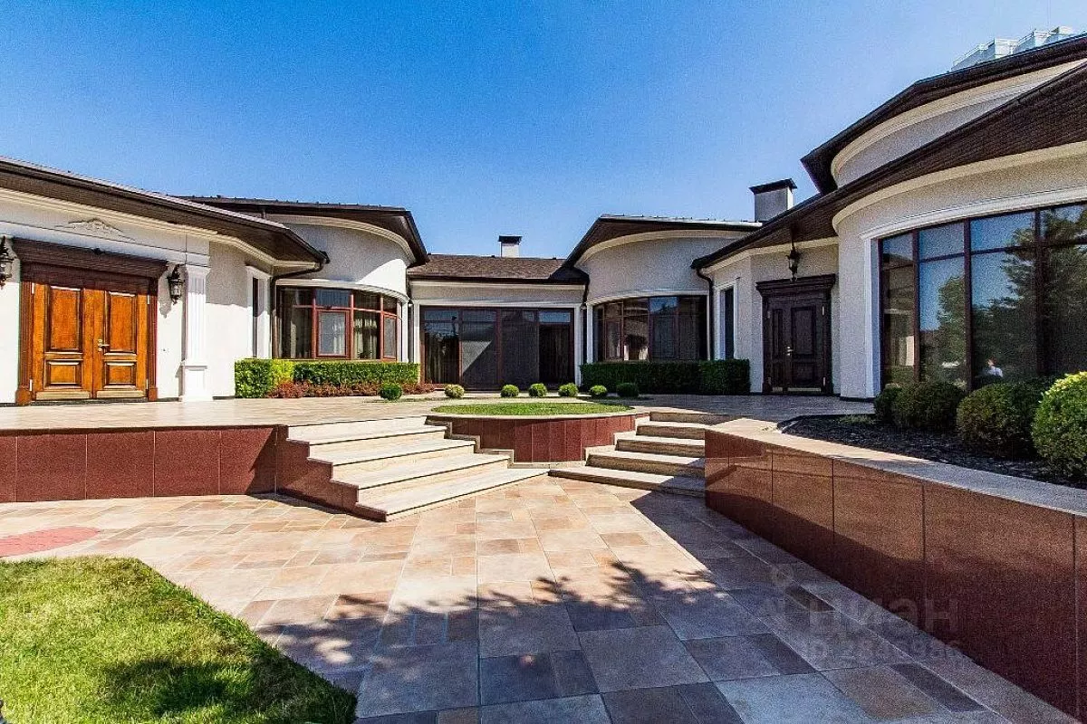 Дом за 20000000. Красивый дом. Задний дворик особняка. Загородный дом в москве. Хиллсайд сша.