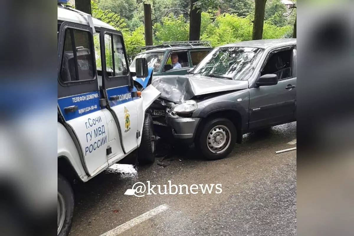 Момент ДТП в Сочи, где адвокат на Chevrolet Niva врезался в полицейский  автомобиль, попал на видео