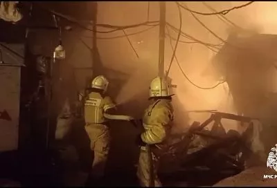 Крупный пожар в деревообрабатывающем цехе тушат в Краснодарском крае