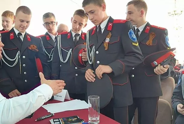 Федор Дурыманов вручил кропоткинским кадетам комплекты спортивной экипировки