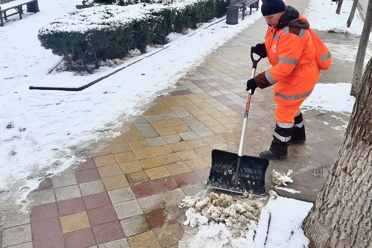 Мэр Краснодара попросил горожан провести выходные дома из-за гололеда. 13  января 2024 г. Кубанские новости