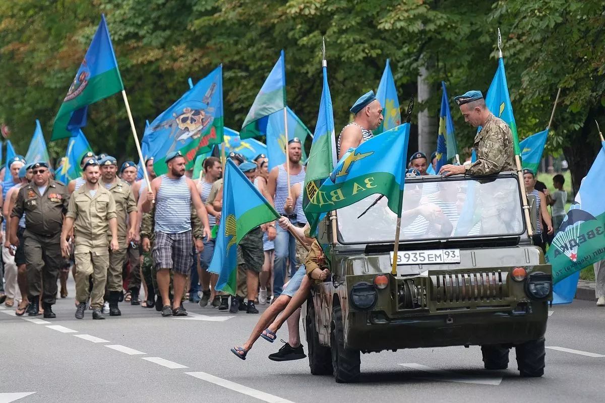 Расплескалась река. День воздушно-десантных войск. Расплескалась река. Биробиджан десантно-штурмовая. Расплескалась синева.