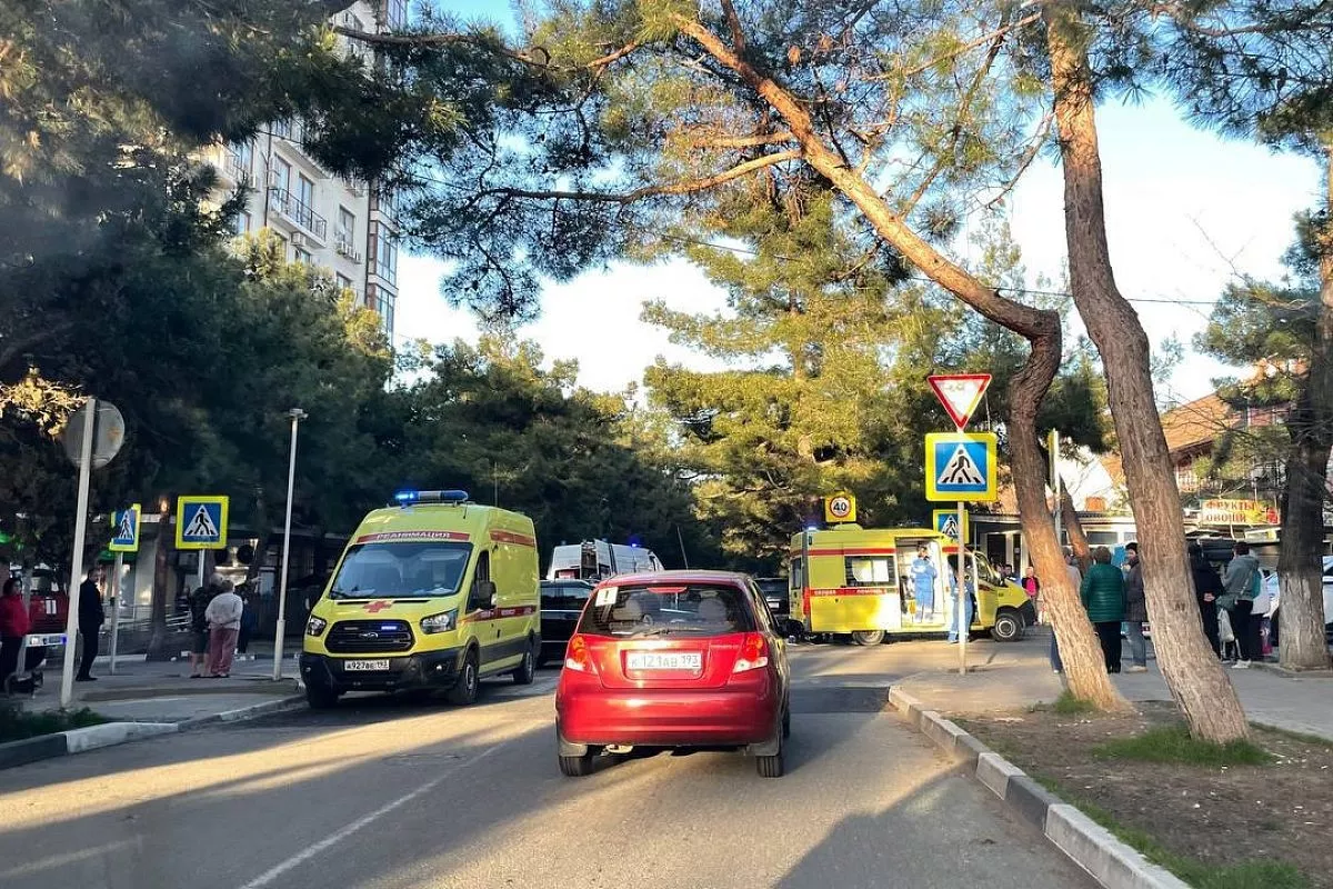 Маршрутка с пассажирами опрокинулась после ДТП в центре Геленджика.  Пострадали шесть человек. 31 марта 2024 г. Кубанские новости