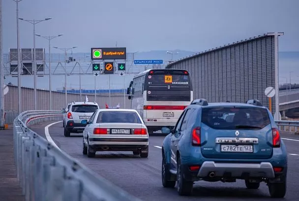 Около 450 автомобилей скопились в очереди к Крымскому мосту