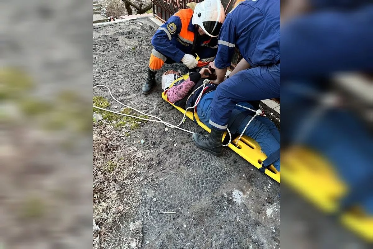 Пожилая женщина выпала из окна третьего этажа на козырек подъезда в  Новороссийске. 19 марта 2024 г. Кубанские новости