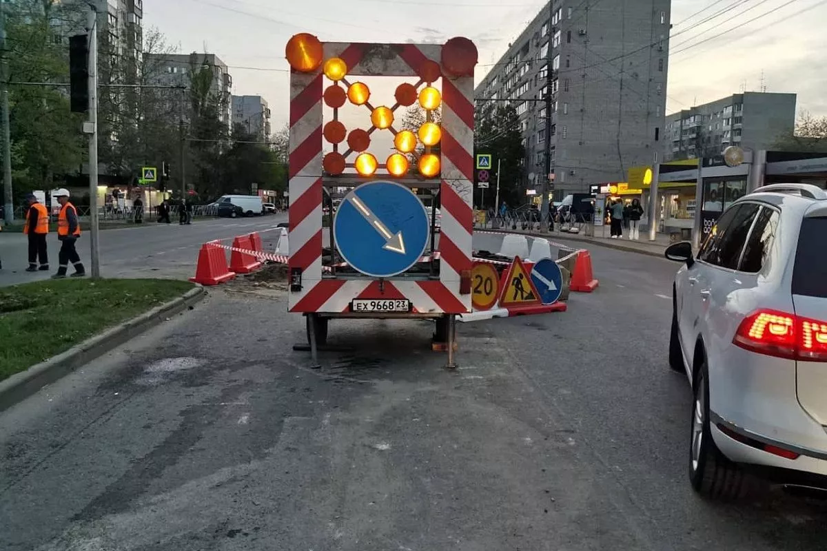 Движение транспорта ограничено на участке улицы Сормовской в Краснодаре. 6  апреля 2024 г. Кубанские новости