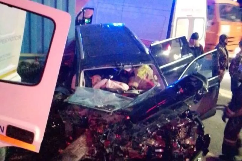 Внедорожник врезался в КамАЗ в Новороссийске. Один человек погиб, двое ...