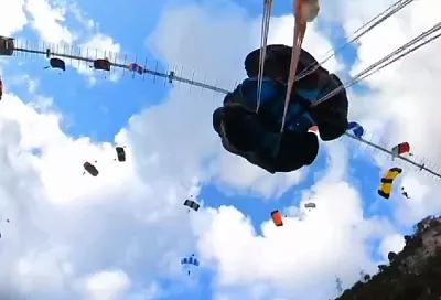 Сразу 20 спортсменов прыгнули с парашютами с подвесного моста под Сочи 